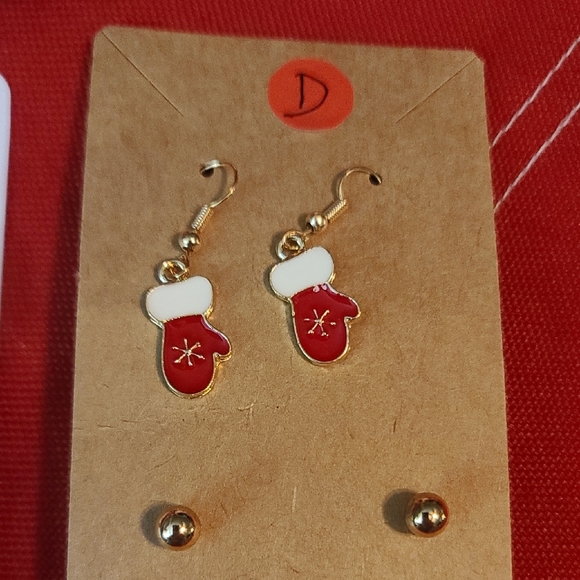 Festive 2 Pr Per Pkg Christmas, Wreath, Mittens, Snowflake, Earrings Sets NWT - Picture 5 of 7